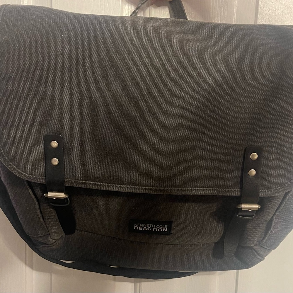 Kenneth Cole Reaction Messenger Bag